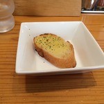 拉麺ひらり - トマチリ注文の方にはガーリックトースト付き_2014年8月