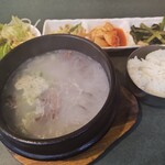 ジャガルチ市場 - ソルロンタン968円税込（ご飯、おかずセルフサービス