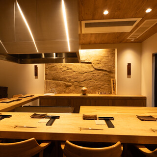 カウンターのみの隠れ家空間。食を愛する方に