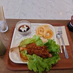 mattari - チリドック＋オニオンリング＋アイスコーヒー 1600円