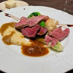 ビステリア サトッロ - 肉料理
                                牛、蝦夷鹿、鴨、豚の4種類のお肉を楽しめる贅沢な一皿。カブやカリフラワー、青菜が添えてあり、さりげなく野菜も多い。マッシュポテトは濃厚でクリーミー。