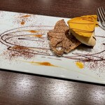 ビステリア サトッロ - デザート
      胡麻のシフォンケーキ、ココアのシフォンケーキ、バナナのアイス、みかんと柿のアイス。胡麻のシフォンケーキは胡麻油も使っているらしい。バナナアイスとココアのシフォンケーキが相性抜群。