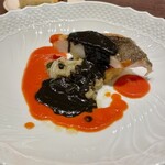 ビステリア サトッロ - 魚料理
      鳴門産のカレイ。下には焼きリゾットが隠れている。ソースはイカ墨とトマトの2種類。手前の野菜はズッキーニなどで、トマトソースと合わせると口の中でラタトゥーユになるとのこと。