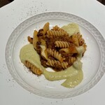 ビステリア サトッロ - パスタ②
      お肉の旨みが濃縮されたボロネーゼ。パスタはペンネとフリッジの2種類入っている。一緒に添えてあるのはカリフラワーのソース。濃厚でクリーミー。