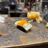 鮨 からす 十三店 - イカとカラスミ　イカ墨の黒シャリで