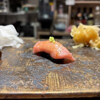鮨 からす 十三店 - 大トロ　黒シャリで