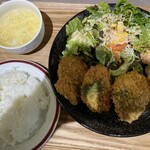 フラン - 日替りメニュー（熱々でヒレカツ3切れ、鶏から揚げ2切れ、野菜サラダ）　玉子スープとドリンクもセットで¥1000 大満足！