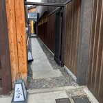 京都肉割烹 みや田 - 隠れ家的でしょ？この路地の奥にあります。