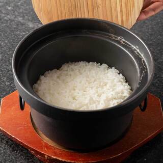 注文ごとに一釜ずつ炊き上げる“贅沢炊き立て銀シャリ”