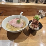 めん 呼白 - ✅いりこらぁ麺¥1.100
      ✅お肉ご飯¥450
      　※現金払いのみ