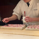 銀座うち山 - イサキに何か塗ってる？