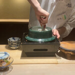 銀座うち山 - お弟子さんが混ぜて盛ってくれます