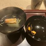 銀座うち山 - お椀の蓋内側は豆もやし柄ですって