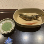 銀座うち山 - 天然小鮎の塩焼き　蓼酢をたっぷりつけて