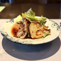 中国四川酒家 蔓山 - ・鮮魚の刺身の優しい麻辣サラダ
                (豊後水道産 炙りイサキ、宮城県産 真ダコ)