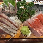 丸千葉 - 刺身盛り合わせ。好みの組み合わせを申告するのが丸千葉流