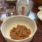 丸千葉 - いか塩辛と菊正宗（冷）