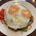 丸千葉 - 焼きそばに、目玉焼き2個乗せてもらう