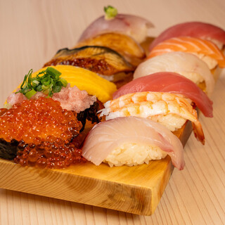 市場直送の鮮魚と独自ブレンドの赤酢の寿司が1貫100円〜