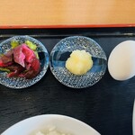 萩ノ宮製麺所 - サービスの漬物とニンニクに半熟玉子