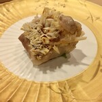 鮨 大門 - 皮をパリパリに炙ってます