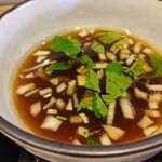 麺屋 一瀧 - 刻み玉ねぎなどが浮かぶつけ汁は、醤油のやわらかな感じがとても良き。つけ汁に入った麺をすするとき、それをすごく感じるのです。