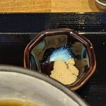 麺屋 一瀧 - 藻塩が付いてきましたが、お店のおすすめ通り、たまに麺へふりかけてみました。塩気はちょいと強めかなあ。