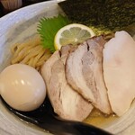 麺屋 一瀧 - 昆布水に沈む麺の上には、煮玉子、ほんのり味付豚チャーシュー２枚、一番右には醤油系味付の鶏チャーシュー、家系ではないけれど海苔１枚、レモンスライスに大葉という面々。