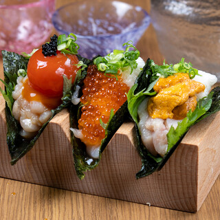 名物とり軍艦巻き・カゴ焼きをはじめ、お酒の進む逸品が充実◎