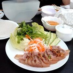 バイン ミーヴィエ - 自分で左奥の水入れに生春巻きの皮を漬けて巻くvr.！！