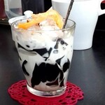 バイン ミーヴィエ - 不思議なデザート（コーヒーゼリーではなく仙草ゼリー。味がない）