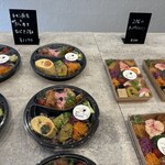 2階のべんとう屋さん - いっぱいあるけど、お昼前には売り切れるそう