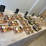 2階のべんとう屋さん - テーブルの上のが売りきれたら閉店　追加はされないって