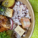 2階のべんとう屋さん 上町店 - 雑穀米が薄く敷かれてます　レンコンの穴にはタラコ♡