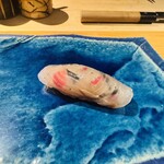 鮨shizuku 西天満 - 錦鯉に見立てたヒラメ