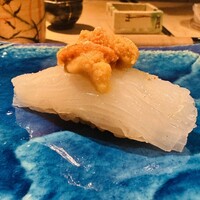 鮨shizuku 西天満 - アオリイカの細切り、ウニのせ(絶品)
