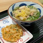 うまげな - 料理写真:鶏ねぎ塩うどん／ゆず生姜、野菜かき揚げ
