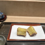 てんぷら 近藤 - 名物さつまいも　
      おなかいっぱいなようでしたら お包みしますよ
      とお声かけ下さり、ひとつ包んでいただきました