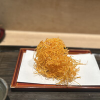 てんぷら 近藤 - にんじん
                    驚きの甘みです。細かく千切りされた このかき揚げをいただいたあと、暖簾の"近藤"の文字を見るとなんだか人参のかき揚げで描いたかのようにみえてきました