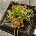 岩瀬串店 - ◆トロトロ豚なんこつ  300円