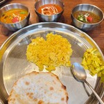 カッチャル バッチャル - カレー3種+ハーフナン(チーズクルチャへ変更)＋ハーフライス、キャベツのアチャール