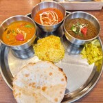 カッチャル バッチャル - カレー3種+ハーフナン(チーズクルチャへ変更)＋ハーフライス、キャベツのアチャール