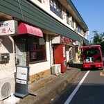 バイン ミーヴィエ - この並びにお店があります（この写真に写っています）