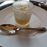 アミューズです。味噌のムースの上にレモンの酸味が効いたフロマージュフランが。