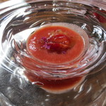 マダム・トキ - トマト「ももたろう」と苺のスープです。マリネした苺とトマトのジュレが浮かんでいます。