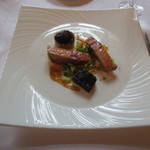 マダム・トキ - 自分のメインは霧島無菌豚のローストとブータンノワール。イチジクのベニェと春キャベツ。