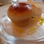 マダム・トキ - ブリオッシュのババ（サバラン）。パッションフルーツのソース。