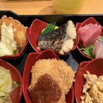 庖丁一本 - 海老フライ　焼きサワラ　お刺身　きゅうりのターメリック味の酢の物　何かのカツ　鯛の子煮