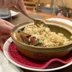 南粤美食 - 煲仔飯を混ぜてくれます