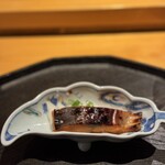 割烹 きさら - 境港サーモンの西京焼き　下に新玉ねぎのピクルス　